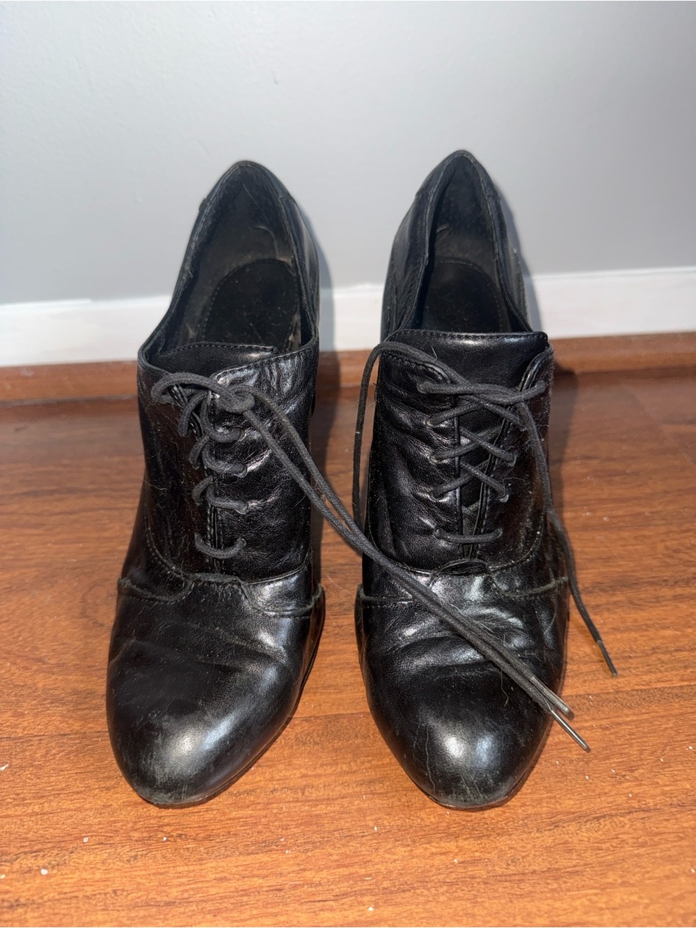 Black Lace-Up Women’s Leather Heeled Oxfords